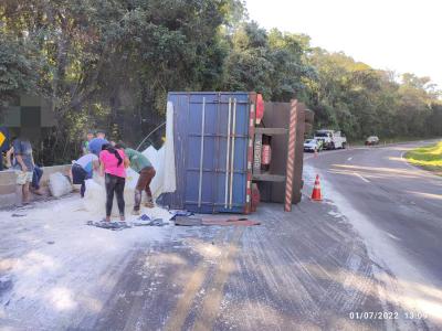 N. Laranjeiras: Carreta tomba na BR 277 e tem a carga saqueada.